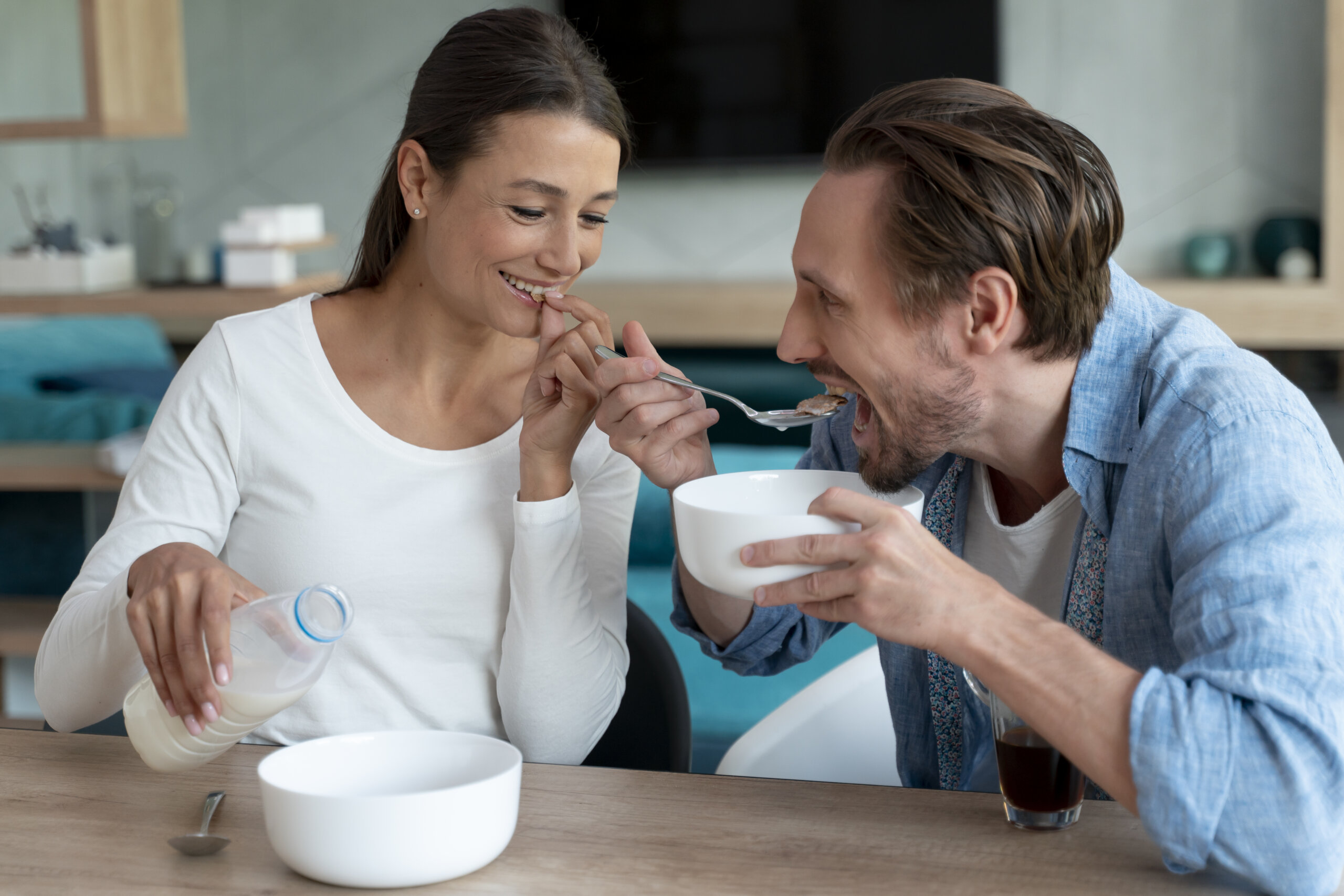 couple home eating togheter scaled